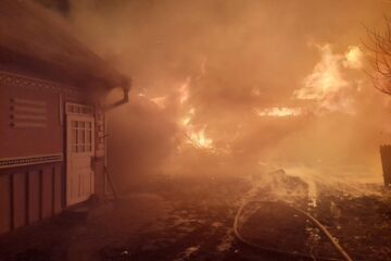 Patru gospodării, afectate de un uriaș incendiu