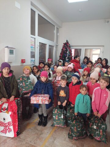Daruri de Crăciun pentru elevi ai școlii gimnaziale din Udești