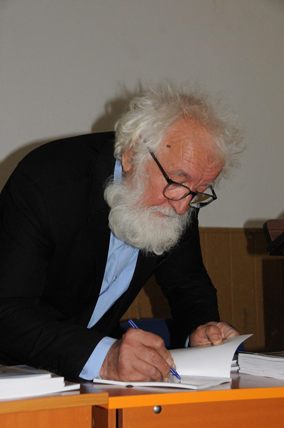 Autorul Constantin Bulboacă, oferind autografe pe volumul proaspăt lansat