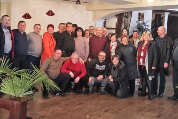 Membri ai sindicatului Autobuzul la sedinta de final de 2022