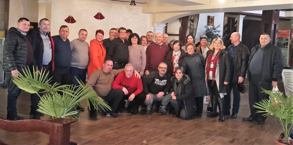 Membri ai sindicatului Autobuzul la sedinta de final de 2022