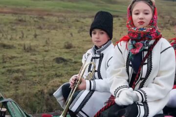 Locul I – „Colind” - Tănasă Renata și Tanase Ianis