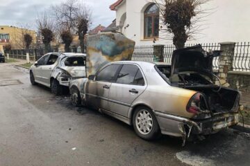 Cele două autovehicule au fost distruse în urma incendiului din dimineața zilei de 26 decembrie