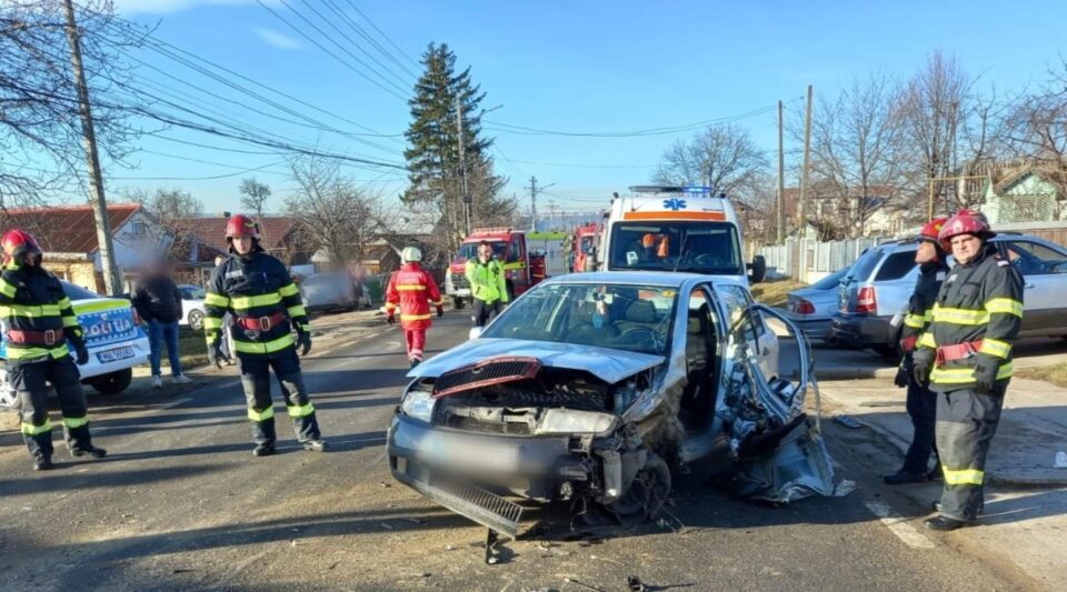 Coliziune puternică între două mașini la Plopeni. Șoferii au scăpat ca prin minune fără răni grave (FOTO)