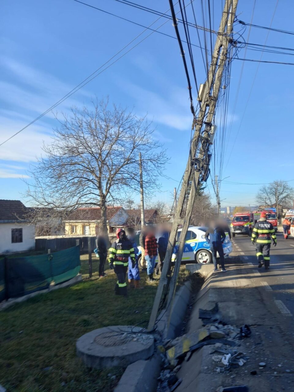 Coliziune puternică între două mașini la Plopeni. Șoferii au scăpat ca prin minune fără răni grave (FOTO)