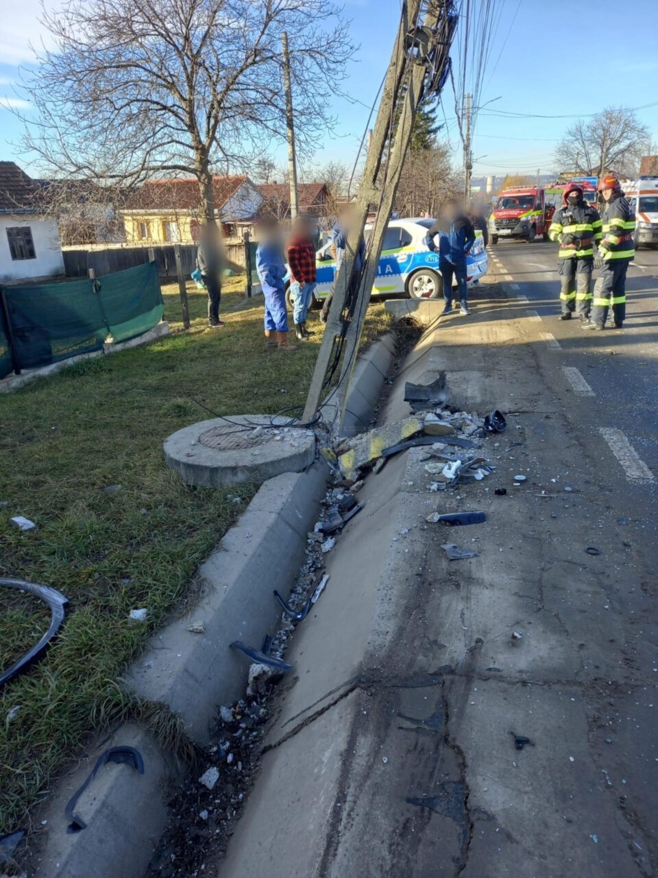 Coliziune puternică între două mașini la Plopeni. Șoferii au scăpat ca prin minune fără răni grave (FOTO)