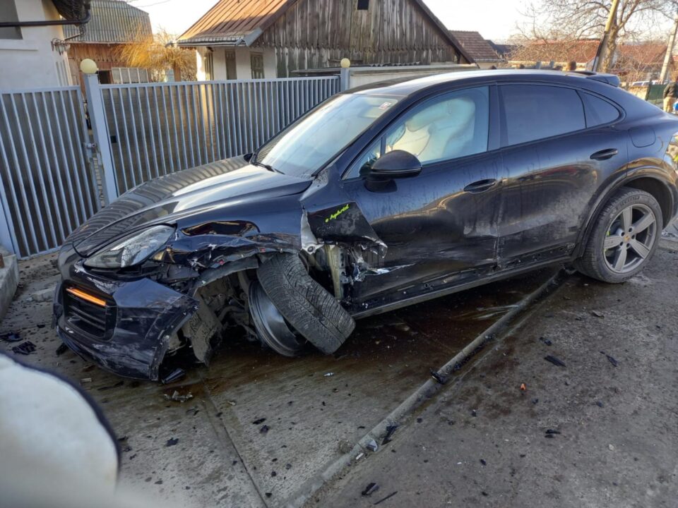 Coliziune puternică între două mașini la Plopeni. Șoferii au scăpat ca prin minune fără răni grave (FOTO)