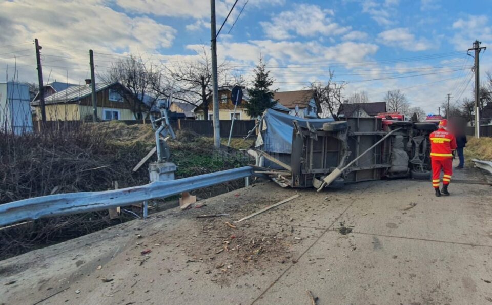 Masina lovita de tren la Stroiești