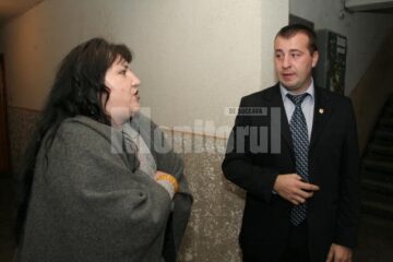 Acțiune în forță: Câinii care terorizau un bloc întreg, ridicați cu forța de Primărie