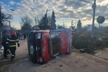 Masina lovita de tren la Stroiești