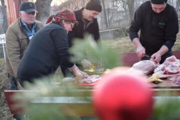 68 de „bunici” de la Căminul pentru Persoane Vârstnice Solca s-au bucurat și în acest an de „gustul sărbătorilor de-acasă”