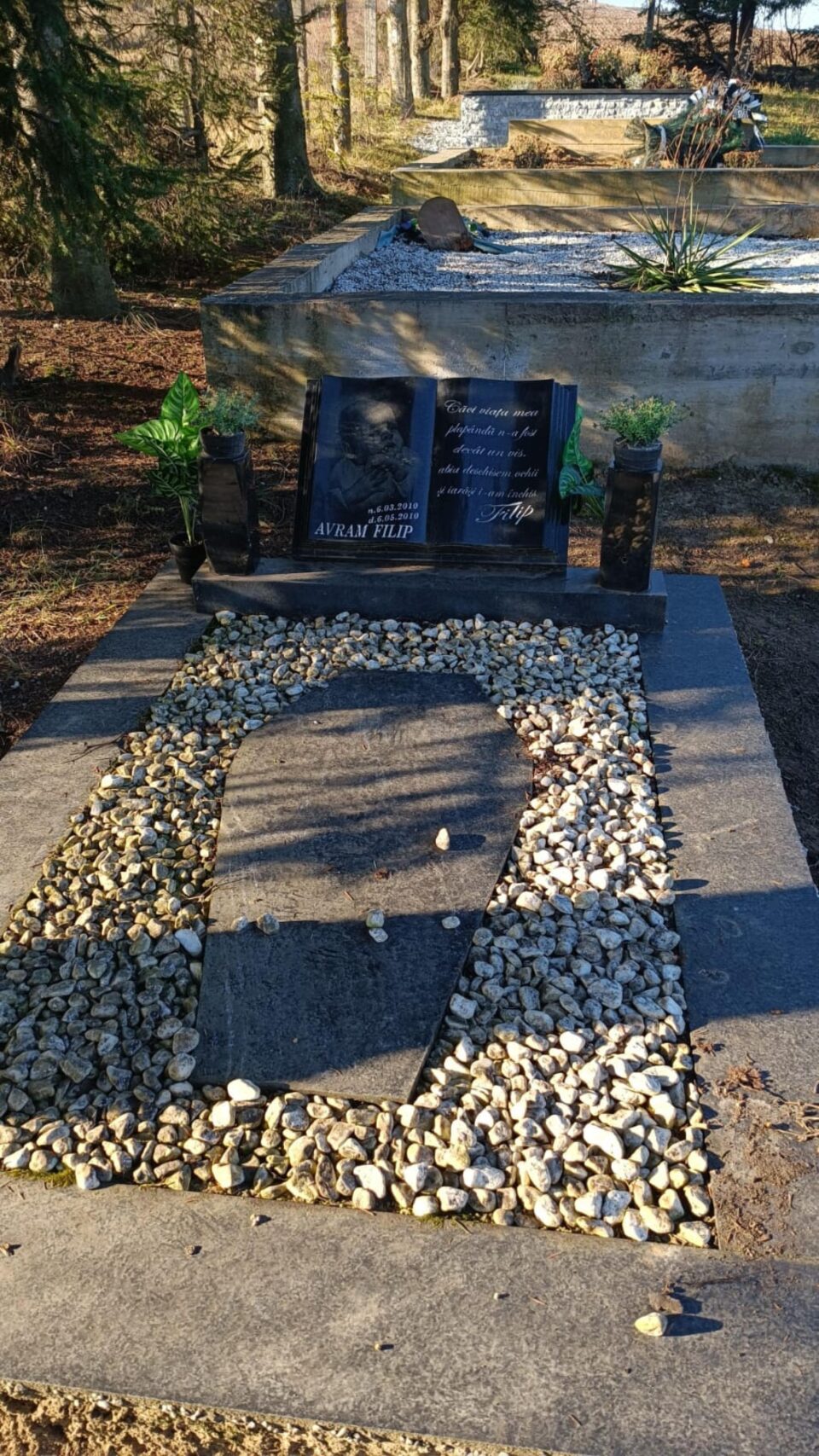 Și mormântul unui copilaș de numai 6 luni a fost profanat