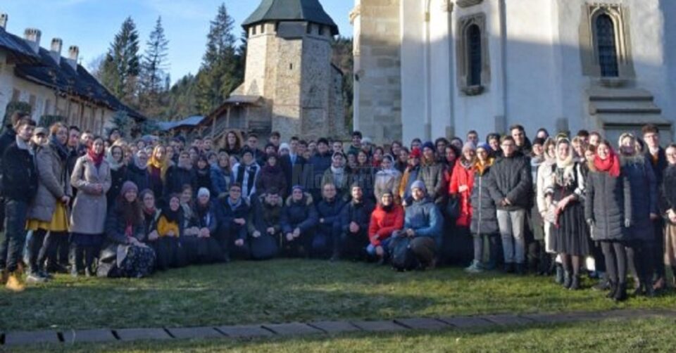 Tabăra studențească de iarnă de la Mănăstirea Putna a reunit peste 150 de studenți