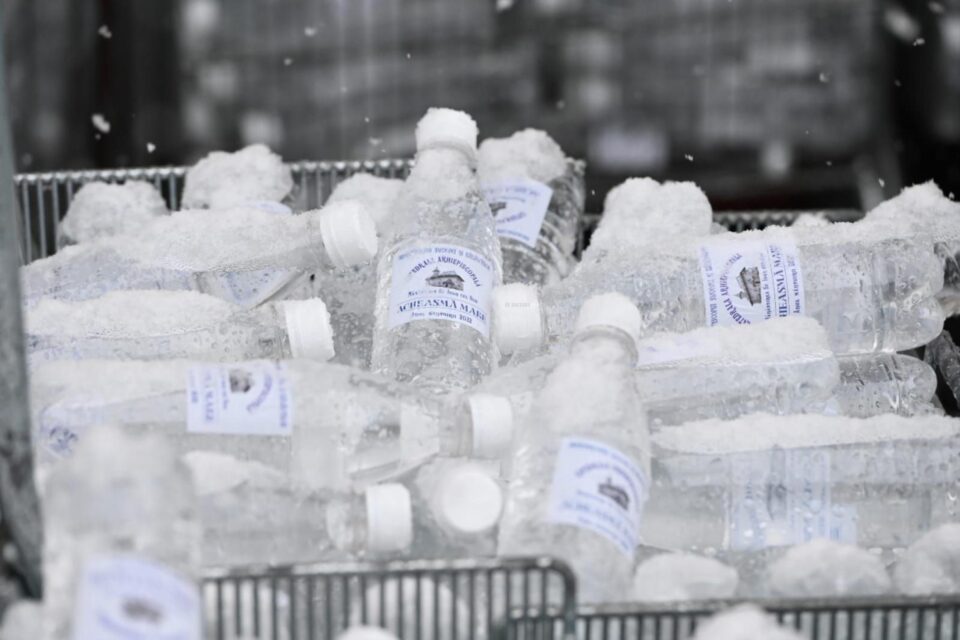 Arhiepiscopia Sucevei și Rădăuților va oferi credincioșilor 12.000 de sticle cu Agheasmă Mare