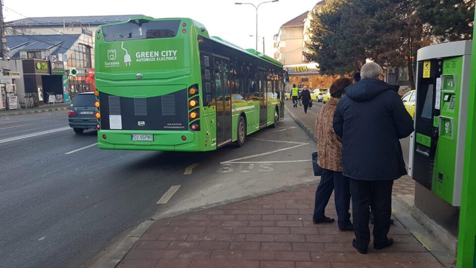 Prețul unui bilet valabil 100 de minute cu mijloacele de transport ale TPL este de 3 lei, de la automatele amplasate în stații