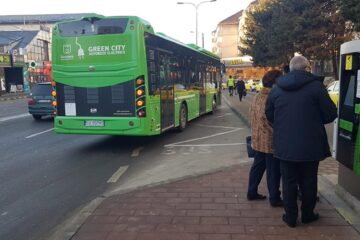 Prețul unui bilet valabil 100 de minute cu mijloacele de transport ale TPL este de 3 lei, de la automatele amplasate în stații