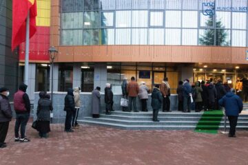 Aglomerație la plata taxelor și impozitelor locale la Primăria Suceava