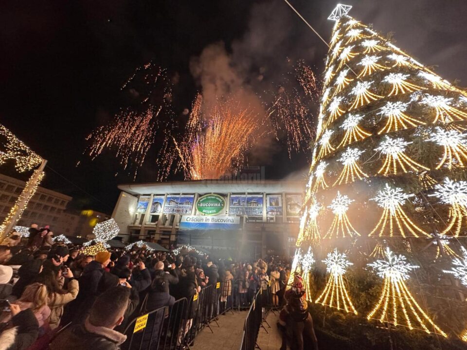 Spectaculoasele focuri de artificii au făcut deliciul publicului, la Revelionul Sucevei 2023
