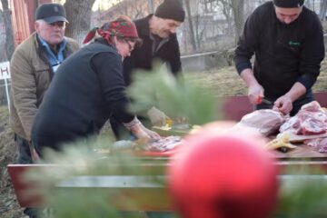 68 de „bunici” de la Căminul pentru Persoane Vârstnice Solca s-au bucurat și în acest an de „gustul sărbătorilor de-acasă”
