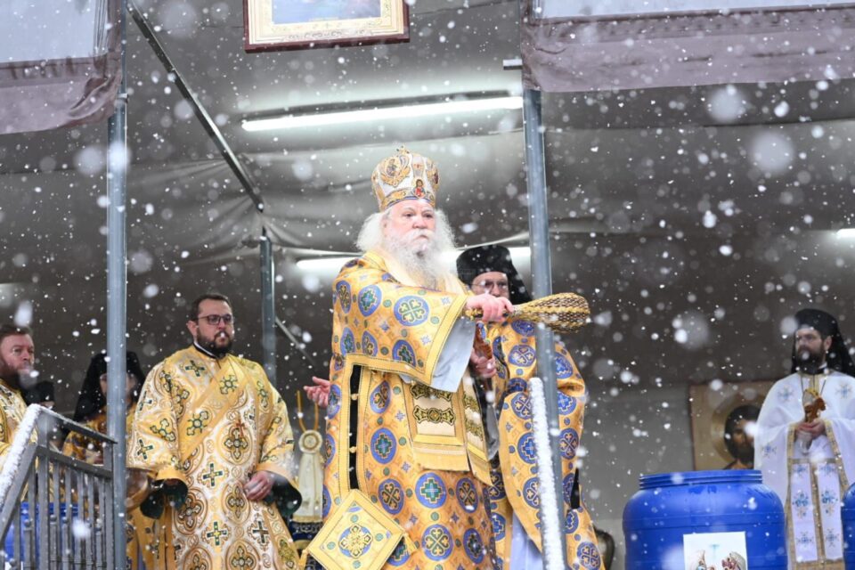 Arhiepiscopia Sucevei și Rădăuților va oferi credincioșilor 12.000 de sticle cu Agheasmă Mare