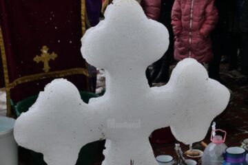 Crucea de gheata, un simbol al Marii Sarbatori a Botezului Domnului
