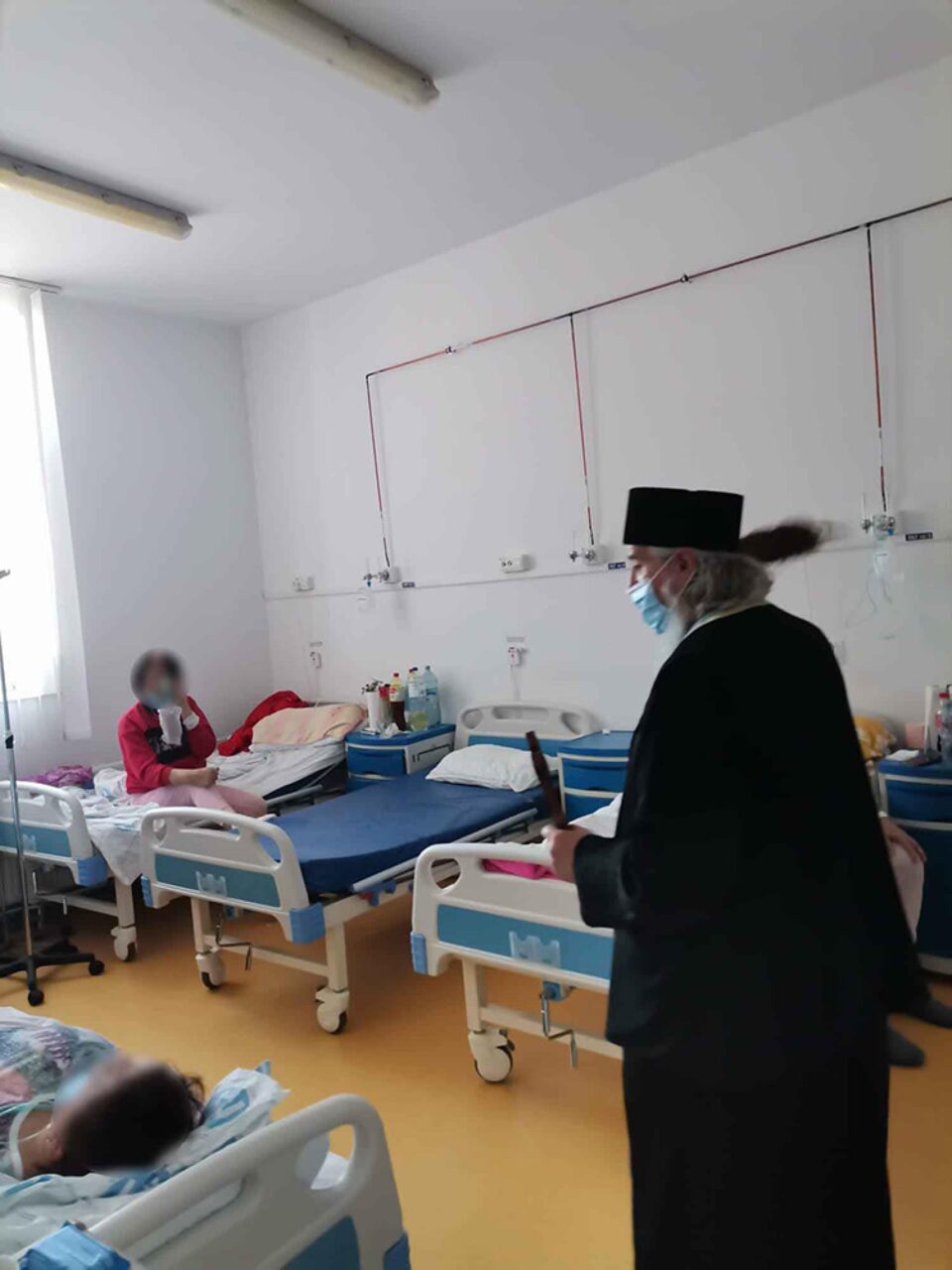 Pacienții creștini ortodocși internați în Spitalul de Urgență Suceava au primit Agheasma Mare de la preotul Constantin Diaconașu