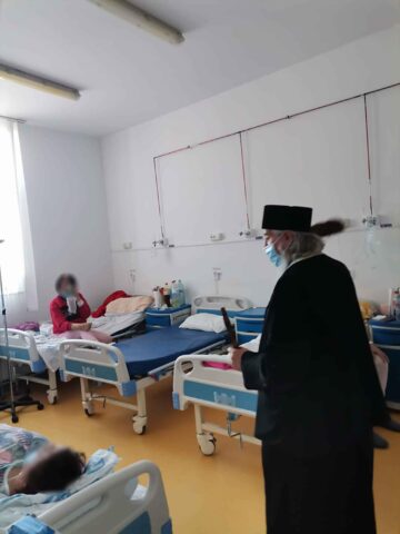 Pacienții creștini ortodocși internați în Spitalul de Urgență Suceava au primit Agheasma Mare de la preotul Constantin Diaconașu