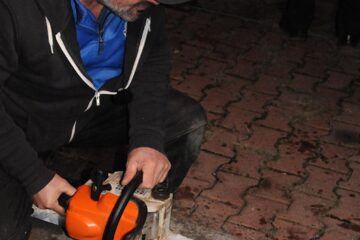 Crucea prinde contur cu ajutorul fierăstrăului mecanic