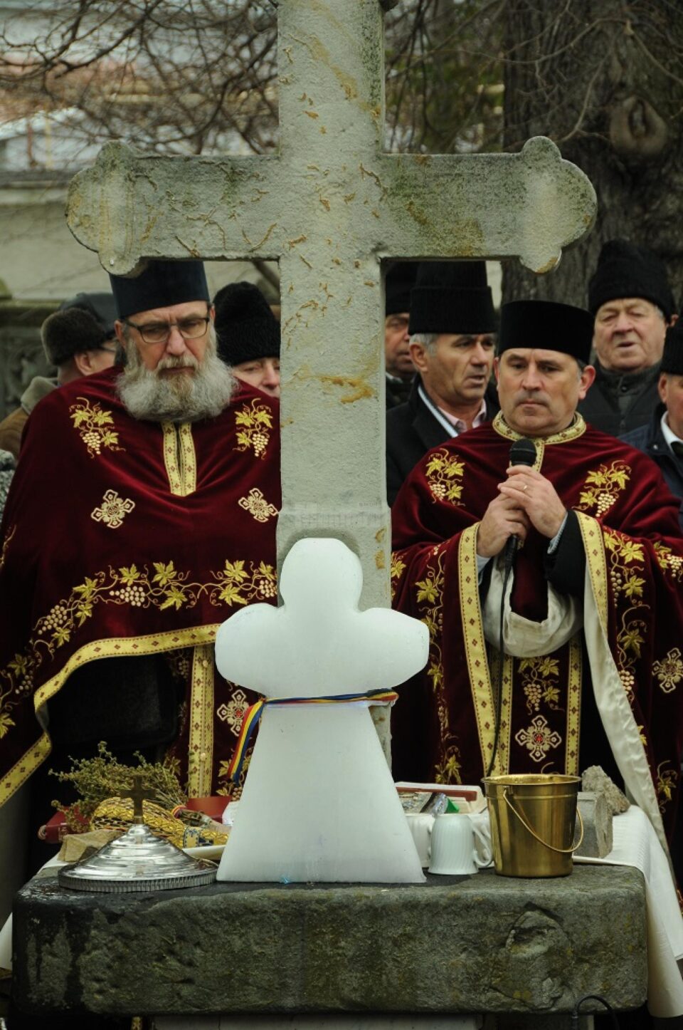 Crucea de gheata, la loc de cinste pe altarul de piatră al bisericii