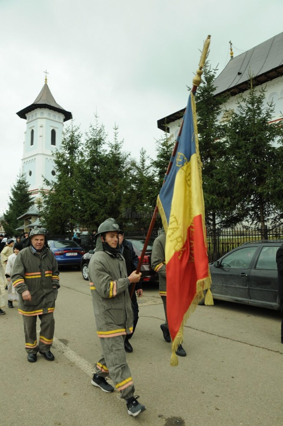 Pompieri voluntari in procesiune cu drapelul la Bosanci