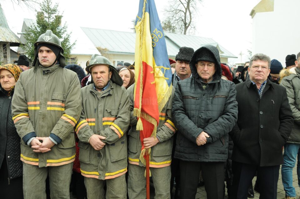 Formatiunea de pompieri voluntari si drapelul lor, la loc de cinste in slujba de Boboteaza