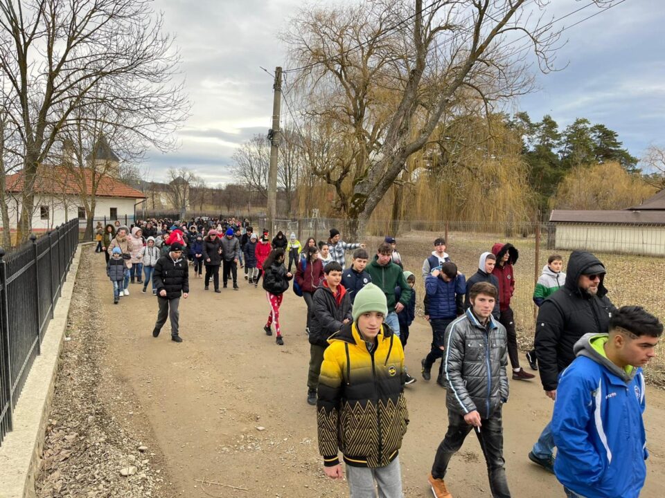 Copii din centre de plasament pe ulițele din Dragomirna