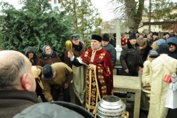 Stropire cu apa sfintita a credinciosilor la finalul slujbei