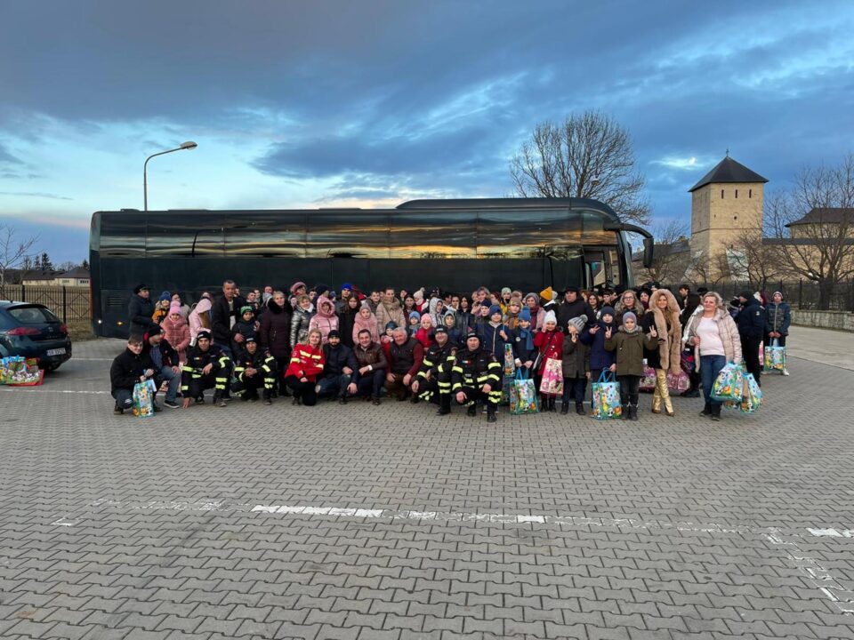 Copiii din centrele de plasament, în parcarea Mănăstirii Dragomirna