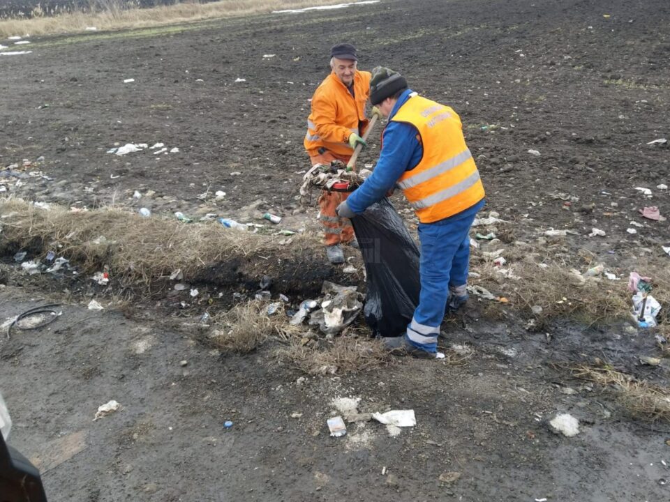 DRDP Iasi a ecologizat zona drumului național 2 în care autocamioanele au stat la coadă spre vama SIret DRDP Iasi a ecologizat zona drumului național 2 în care autocamioanele au stat la coadă spre vama SIret