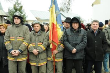 Formațiunea de pompieri voluntari și drapelul lor, la loc de cinste în slujba de Bobotează