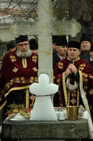 Crucea de gheață, la loc de cinste pe altarul de piatră al bisericii