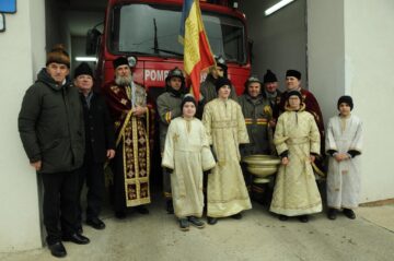 Protagoniștii procesiunii de Bobotează la Bosanci, în fața remizei pompierilor voluntari