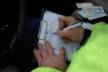 Șoferul a fost amendat de polițiști