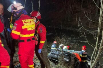 Masina de Suceava a ajuns în albia rîului, Foto bistriteanul.ro