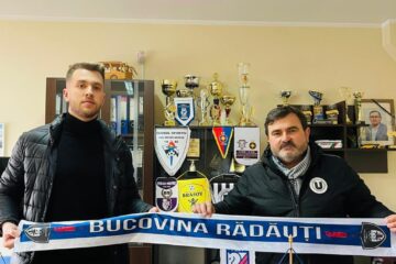Corneliu Lucescu, în dreapta imaginii, alături de directorul CSM Bucovina Rădăuți, Cosmin Nichiforiuc