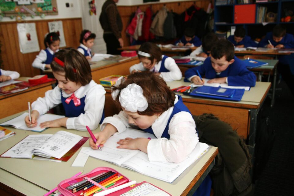 Elevii și preșcolarii se reîntorc la cursuri