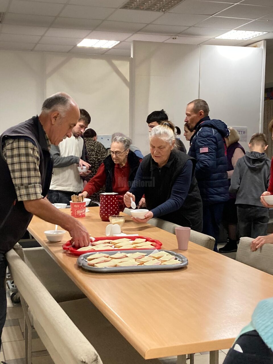 Refugiații iau micul dejun