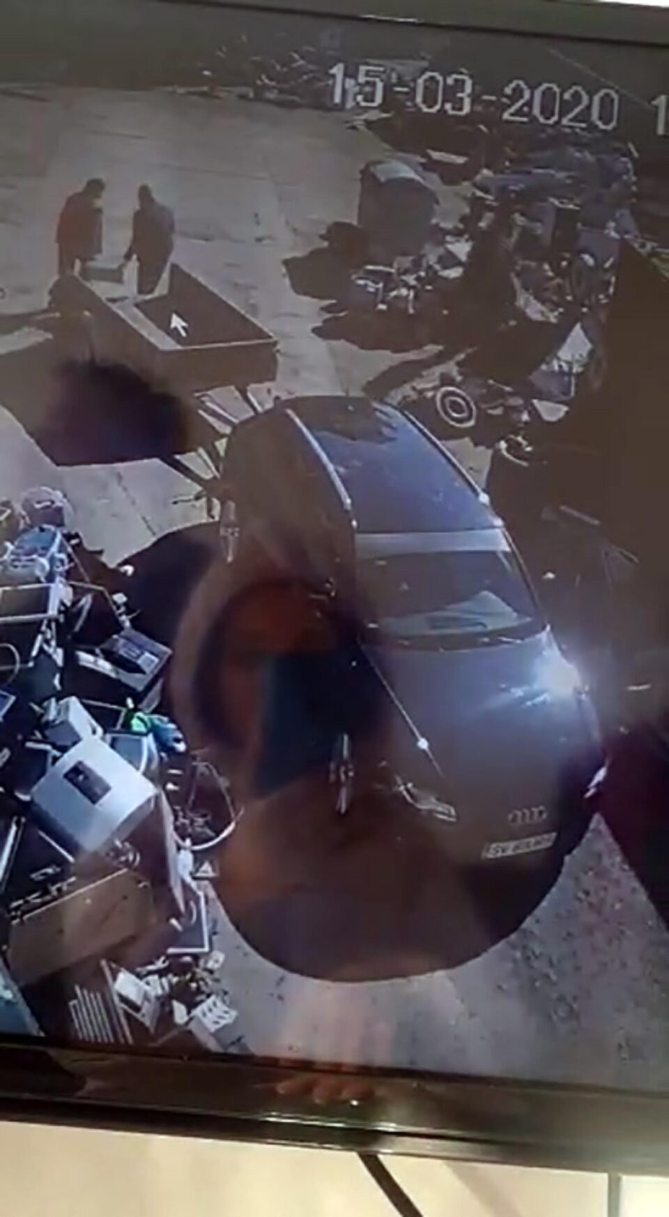 Imaginile care au surprins momentul descărcării bateriilor furate