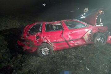 Un tânăr de 21 de ani și-a pierdut viața după ce s-a răsturnat cu mașina pe care o conducea