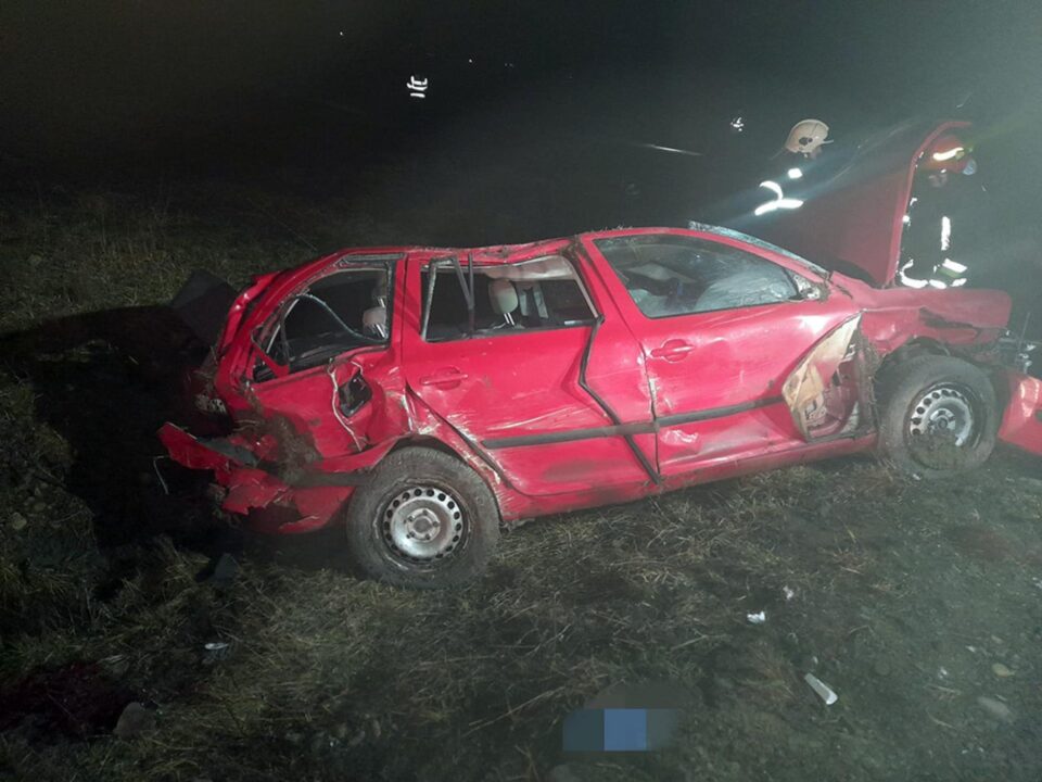 Un tânăr de 21 de ani și-a pierdut viața după ce s-a răsturnat cu mașina pe care o conducea