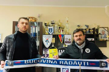 Corneliu Lucescu, în dreapta imaginii, alături de directorul CSM Bucovina Rădăuți, Cosmin Nichiforiuc
