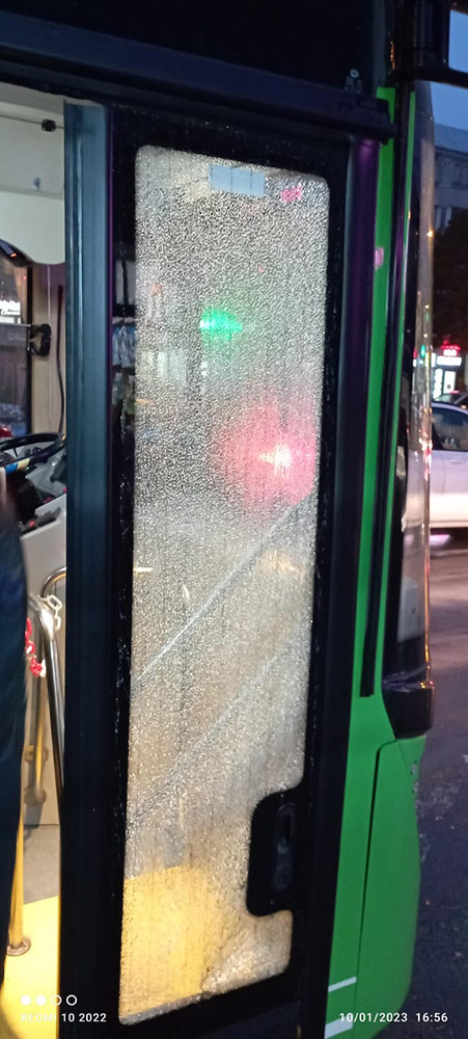 Ușa unui autobuz TPL, spartă de un călător nervos, la Orizont
