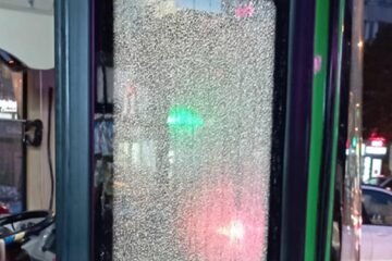 Ușa unui autobuz TPL, spartă de un călător nervos, la Orizont