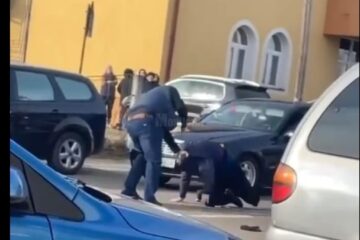 Doi bărbați s-au bătut în stradă, de față cu elevii, în fața școlii din Botoșana